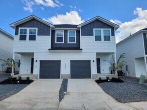 Building Photo - Gorgeous Luxury 3/2.5 Home