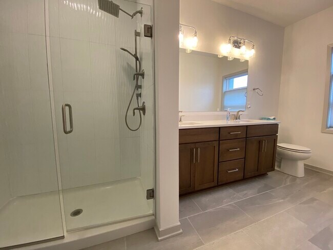 Building Photo - Beautiful Townhome for Rent