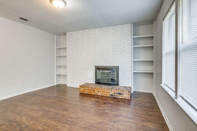Building Photo - Stylish Half-Duplex in Arlington