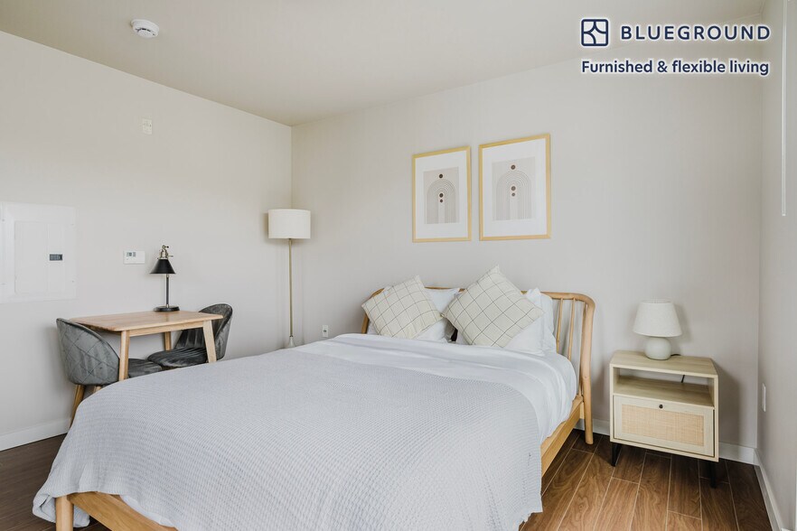 Building Photo - 10333 Main St