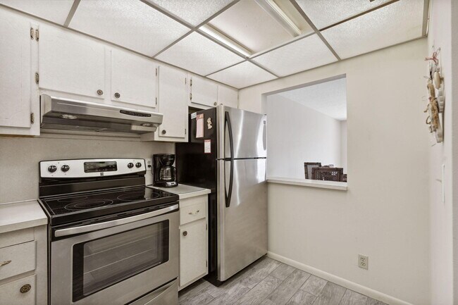 Building Photo - 1638 Embassy Dr