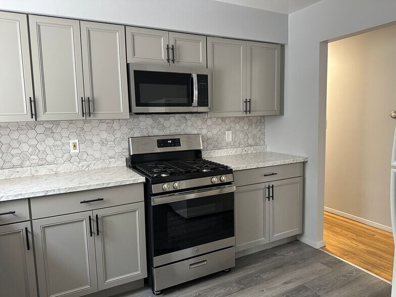Building Photo - 234 Crombie St