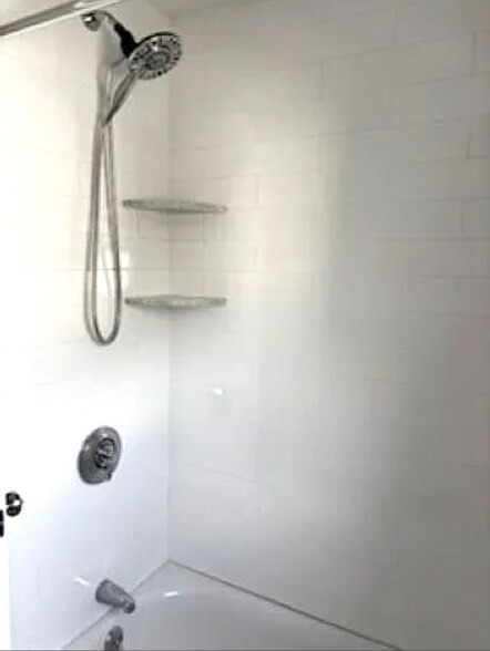 Building Photo - 202 Pine St