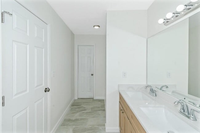 Building Photo - 204 Mill St