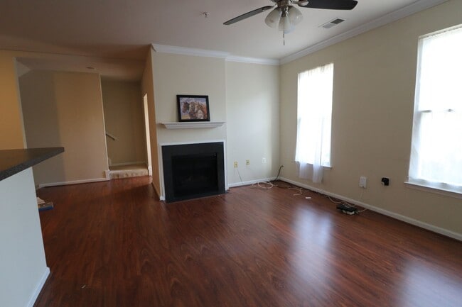 Building Photo - Rare 2BR 2BA 2 Level Condo With Garage