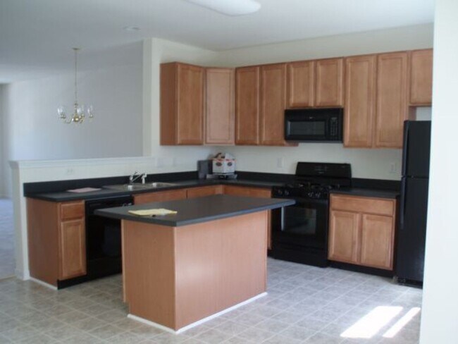Building Photo - Spacious 4 Bedroom Townhome Near NC State!