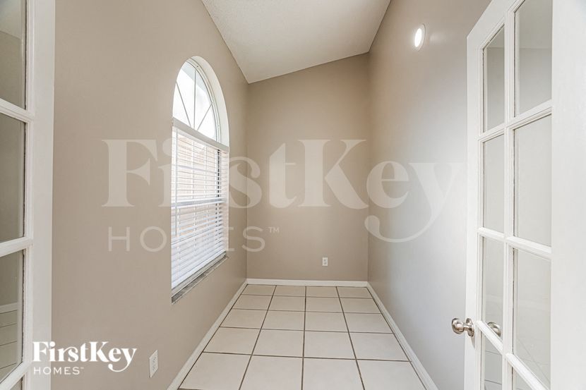 Building Photo - 9801 Sunnyoak Dr