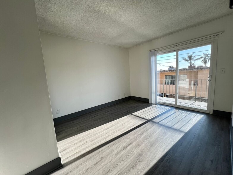 Building Photo - 3359 Mentone Ave