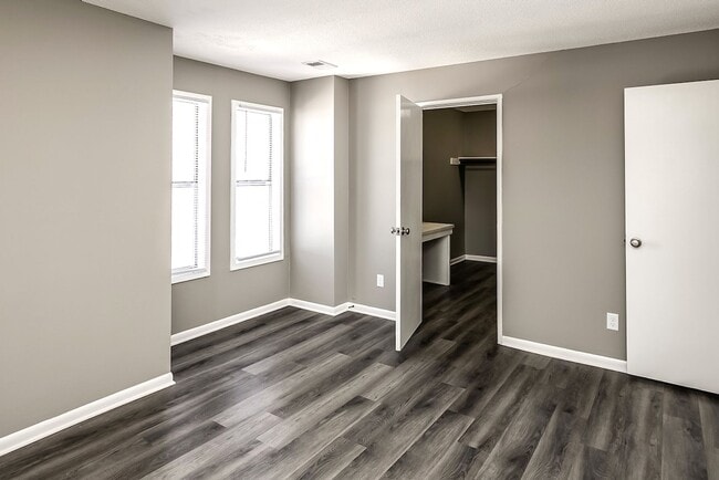 Building Photo - Spacious and updated 2 bed 1.5 bath!