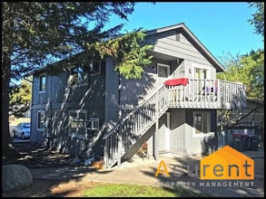 Building Photo - Cute Apartment with yard