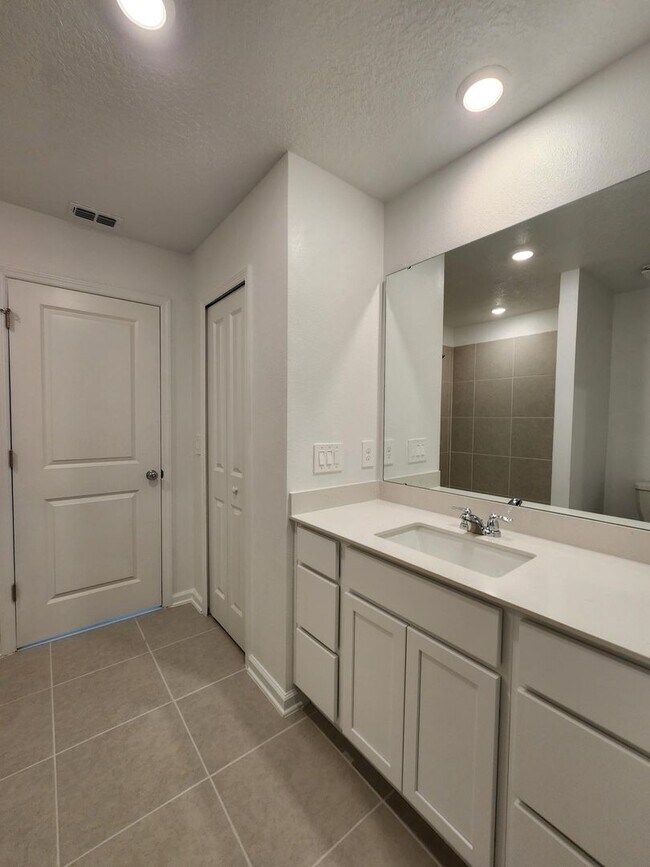 Building Photo - GORGEOUS 4-Bedroom Home in Lake Wales