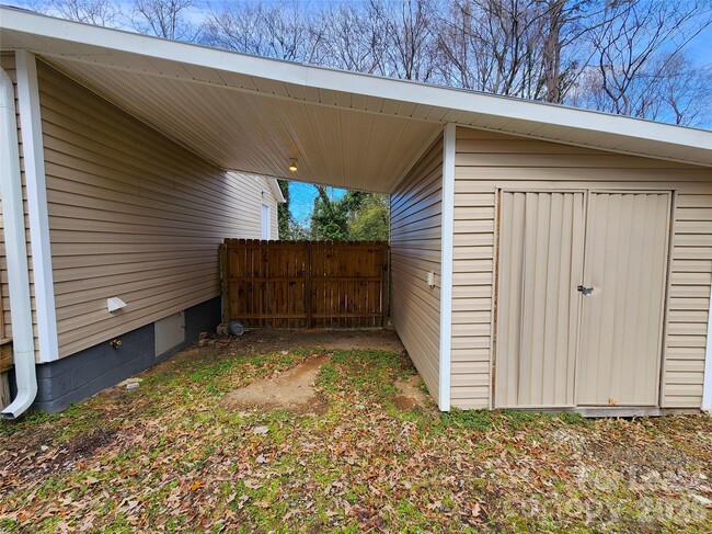 Building Photo - 1419 Oakshade Ave