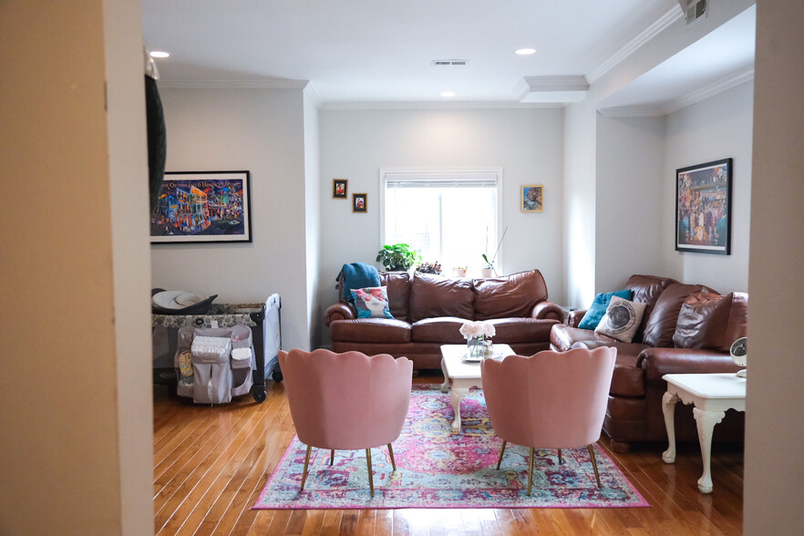 Living room - 655 16th St NE
