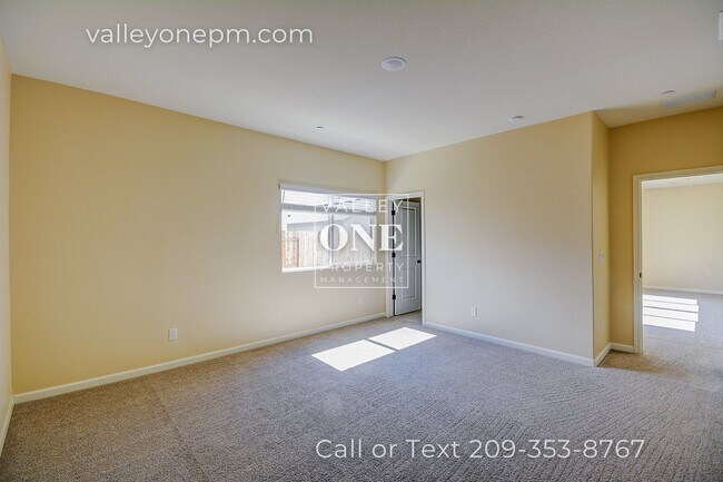 Building Photo - 637 Mansfield Dr