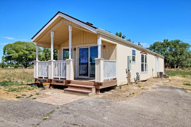 Building Photo - Tiny 2 bedroom Home with Mountain Views!