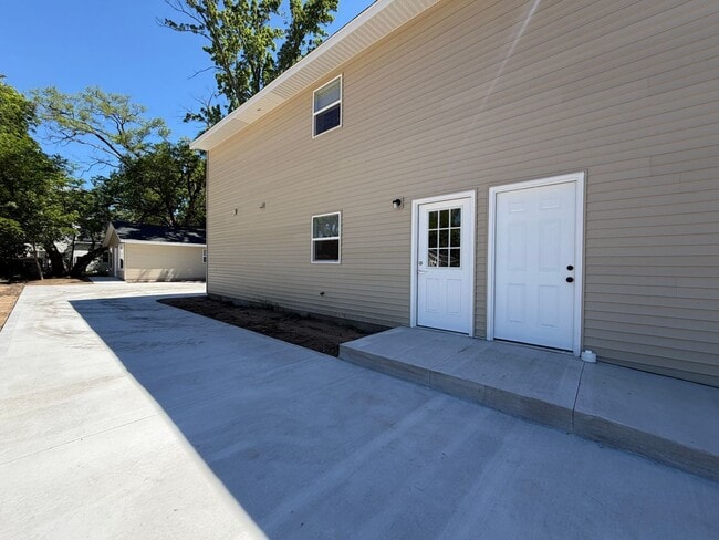 Building Photo - 310 Allen Ave