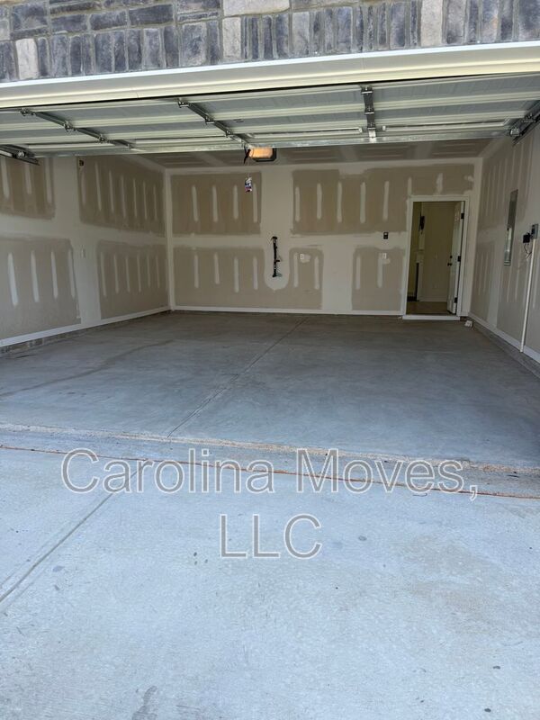 Building Photo - 903A Gibbons Street