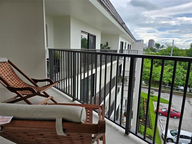 Building Photo - 900 River Reach Dr