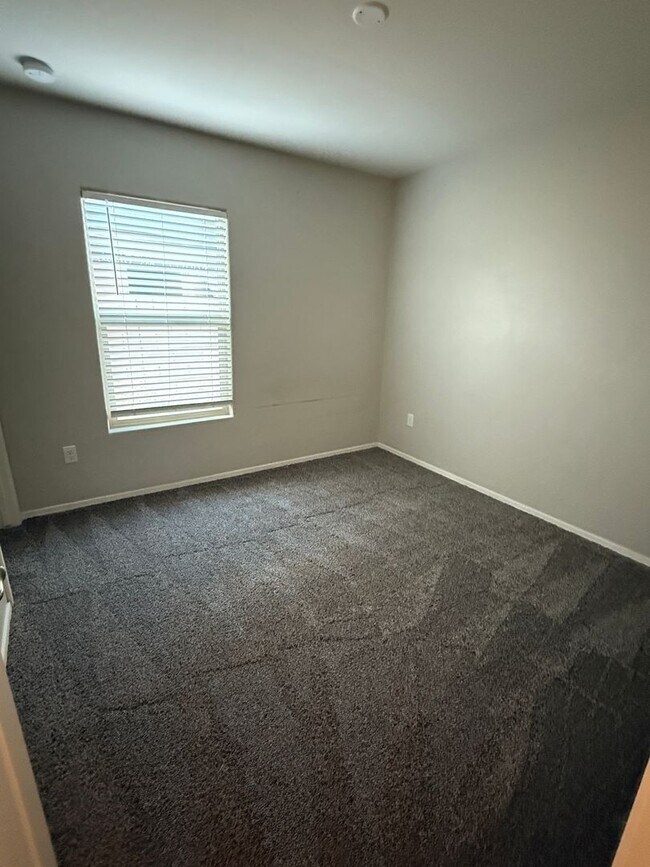 Building Photo - 3 Bed | 2 Bath | 1,456 Sq Ft | 2-Car Garage