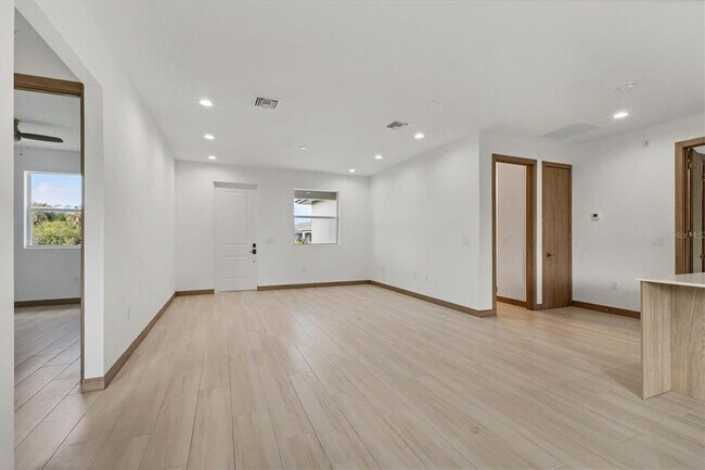 Building Photo - 405 Sunset Rd