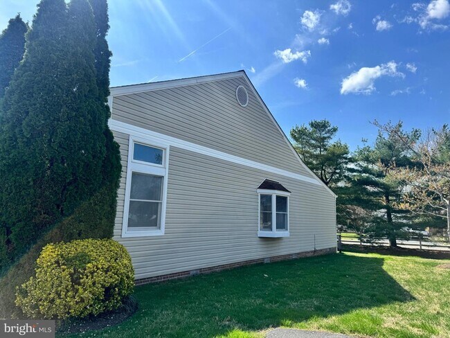 Building Photo - 8013 Bridgepointe Dr