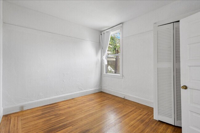 Building Photo - 3014 Encinal Ave
