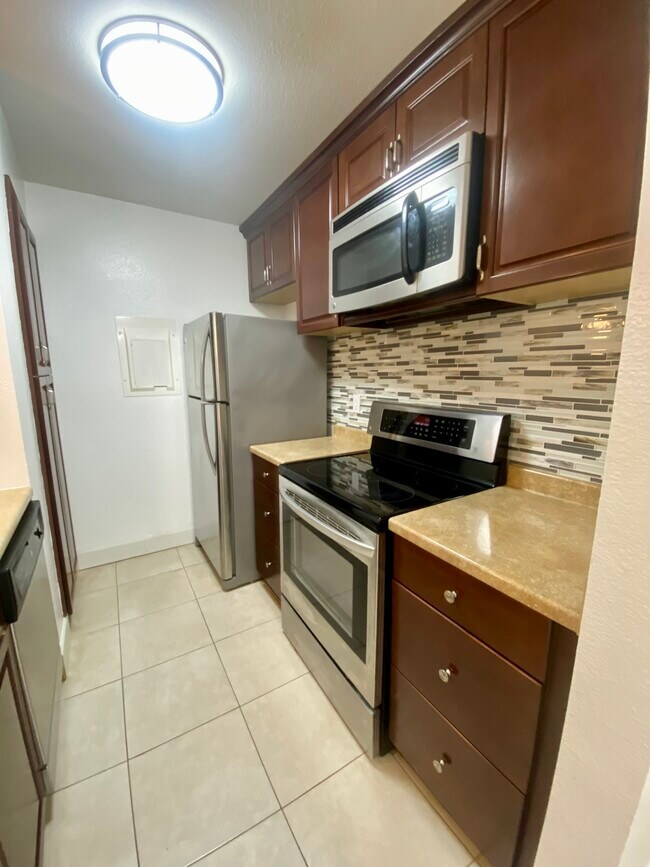 Building Photo - 1400 Gandy Blvd N