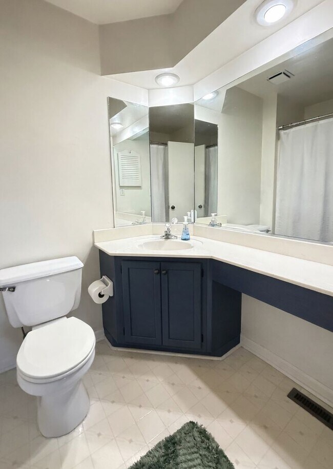 Building Photo - End Unit Condo Close to Chic's Beach & Little Creek Naval Base