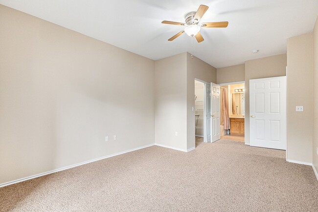 Building Photo - 2 bedroom Condo ,Gated community  Hillsbor...