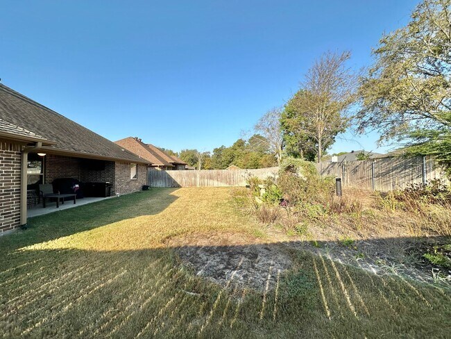 Building Photo - Stunning 3 Bed 2 Bath in Flint!