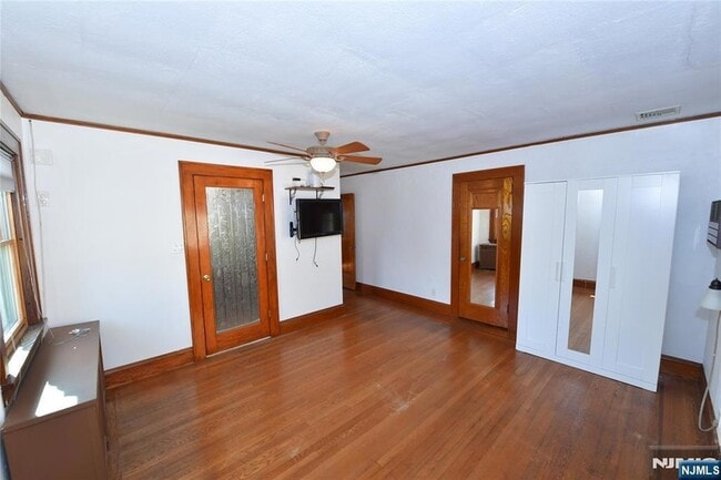 Building Photo - 328 Demott Ave