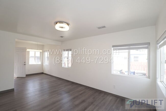 Building Photo - House and ADU combined 3 bedrooms!