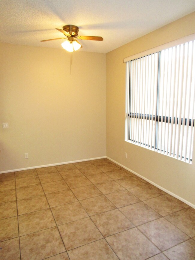 Building Photo - Well Maintained 2 Bedroom 2.5 Bath Condo i...