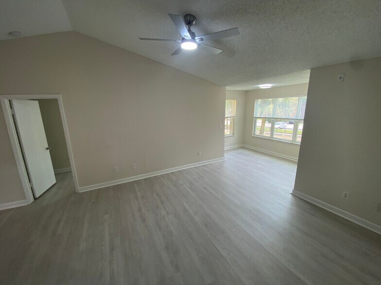 Building Photo - 4512 Commander Dr