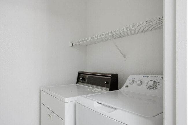 Building Photo - 1908 Mountain Hills Ct