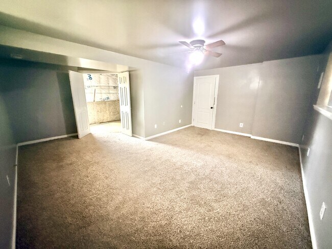 Building Photo - 1021 N 925 E St