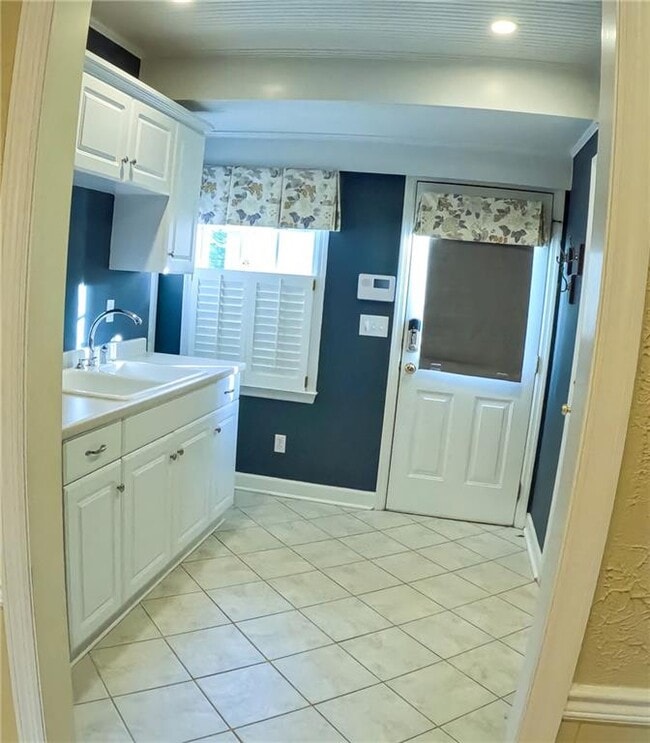 Building Photo - 998 Ferncliff Rd NE