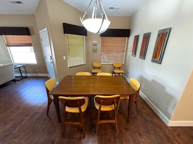 Building Photo - 400 Paradise Pky
