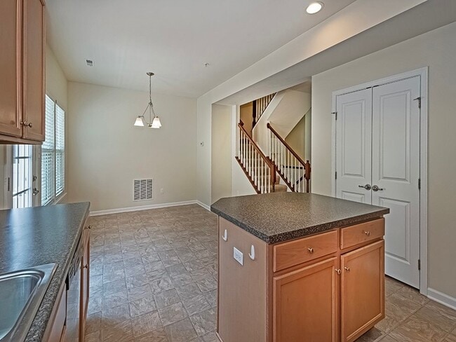 Building Photo - 627 Edison Dr
