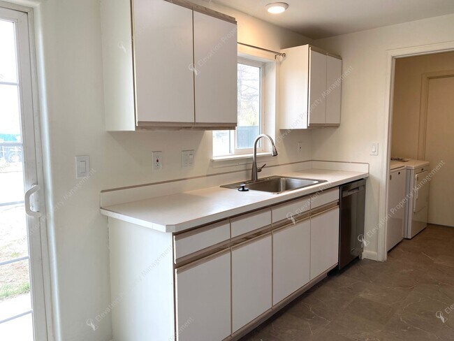 Building Photo - Bright Redmond Duplex — Steps from Umatilla Sports Complex, Garage & Fenced Yard