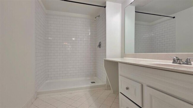 Building Photo - 1350 SE 3rd Ave