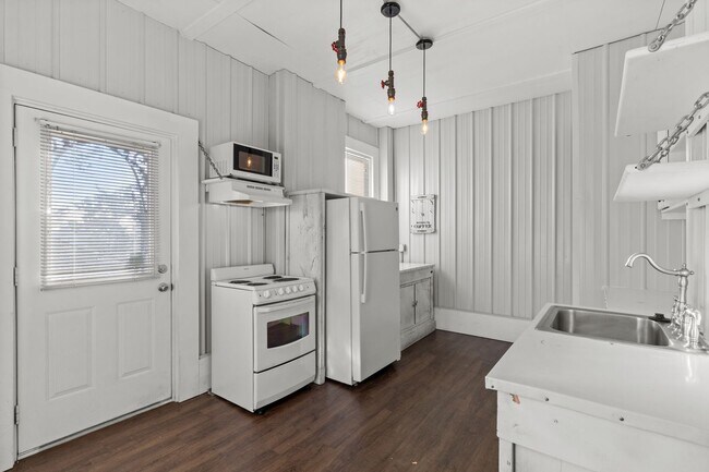 Building Photo - Charming  2BR 1.5Bath South City Home in Prime Dogtown Location