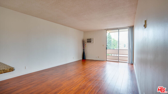 Building Photo - 425 S Kenmore Ave