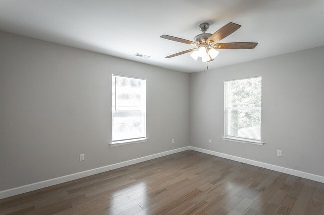 Building Photo - 300 W Ridgewood Ave