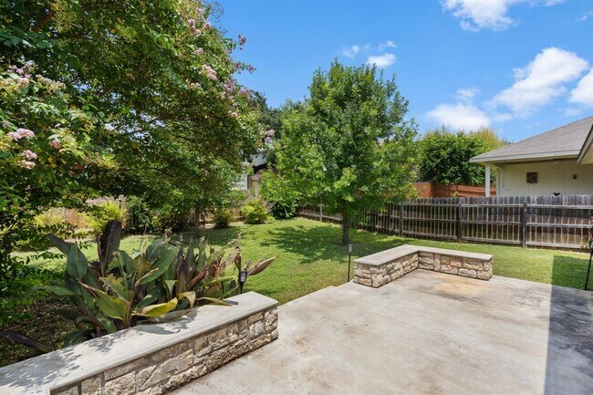 Building Photo - 1900 Melissa Oaks Ln