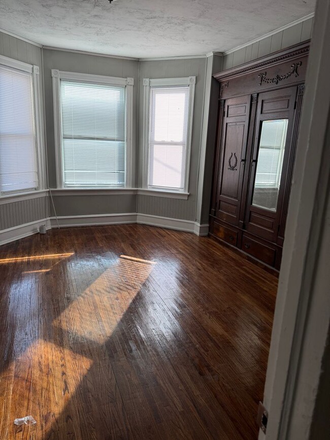 Building Photo - 317 York St