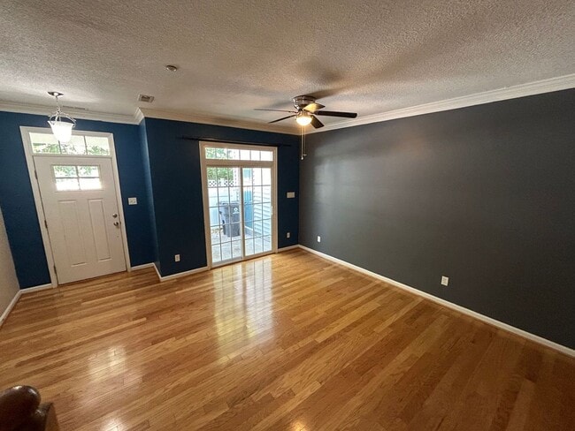 Building Photo - Waterfront Living at Its Finest in Norfolk, VA