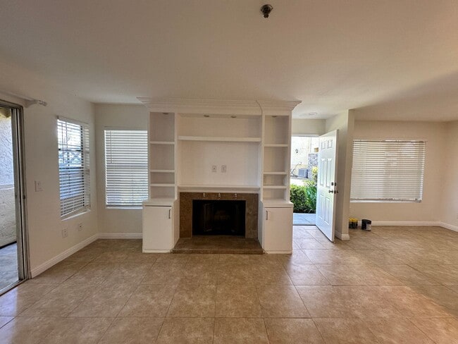 Building Photo - Walk to Eastlake! Bright 2BR/2BA Ground Floor Apartment with Tile Flooring & Parking
