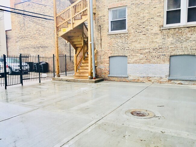 Building Photo - 4412 N St Louis Ave