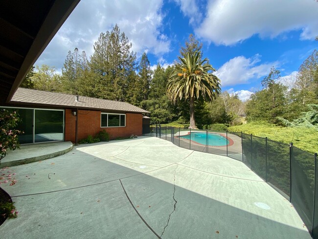 Building Photo - Spacious Single Level Home with Swimming P...